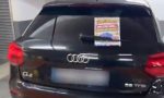 El dueño de este Audi aparcó su coche entre dos plazas y decidieron dejarle un cartel con un mensaje claro y contundente