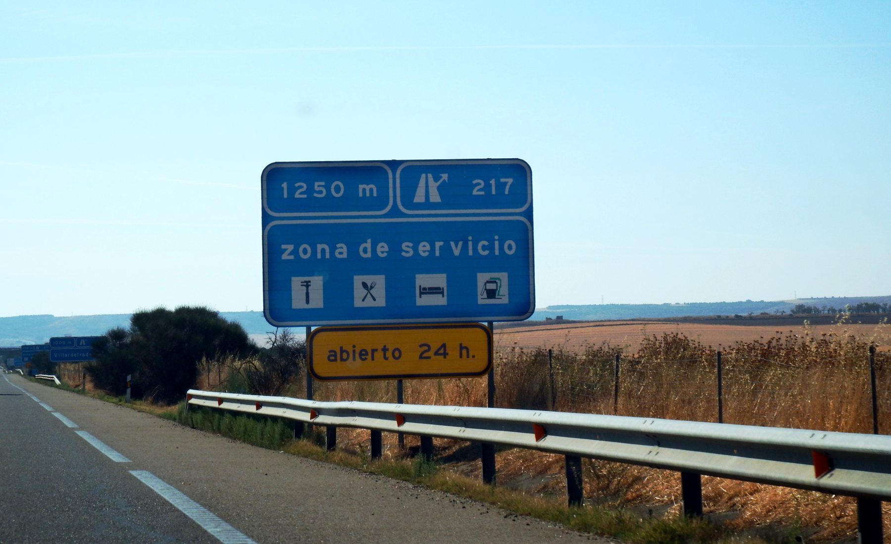 Cartel carretera estación de servicio