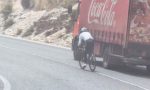 Este ciclista ha recibido las peores críticas en X: adelanta a un camión a 60 km/h por línea continua en una zona peligrosa