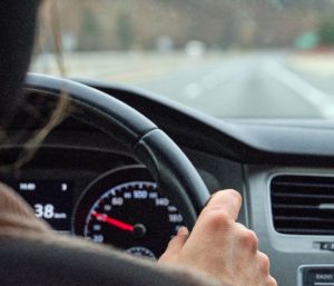 Coche circulando despacio