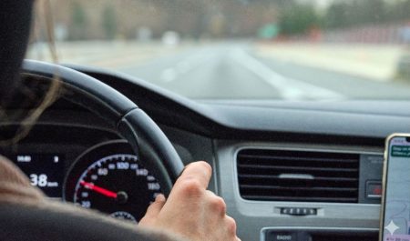 Coche circulando despacio