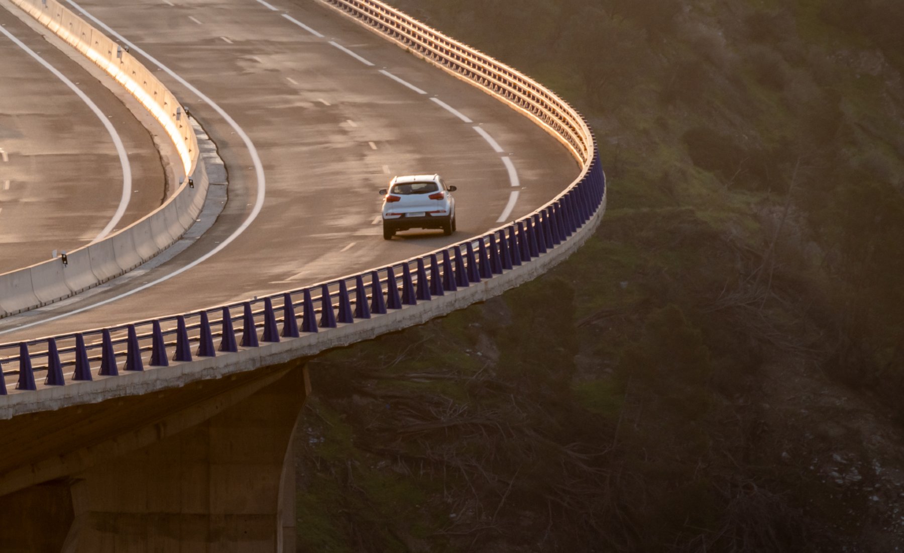 Coche circulando por el viaducto.