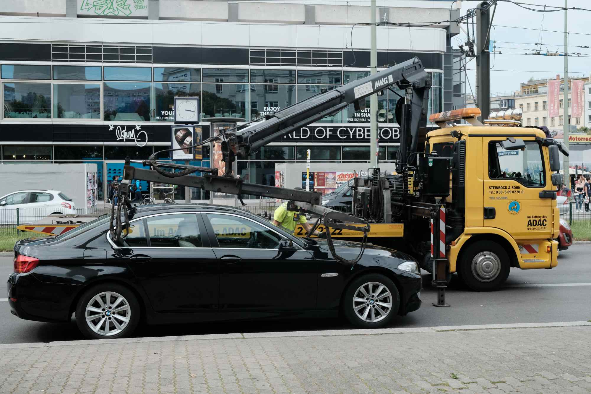 Coche en grua