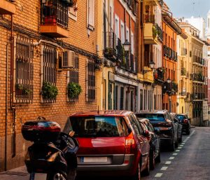 Coches y moto aparcados Madrid