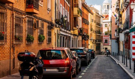 Coches y moto aparcados Madrid