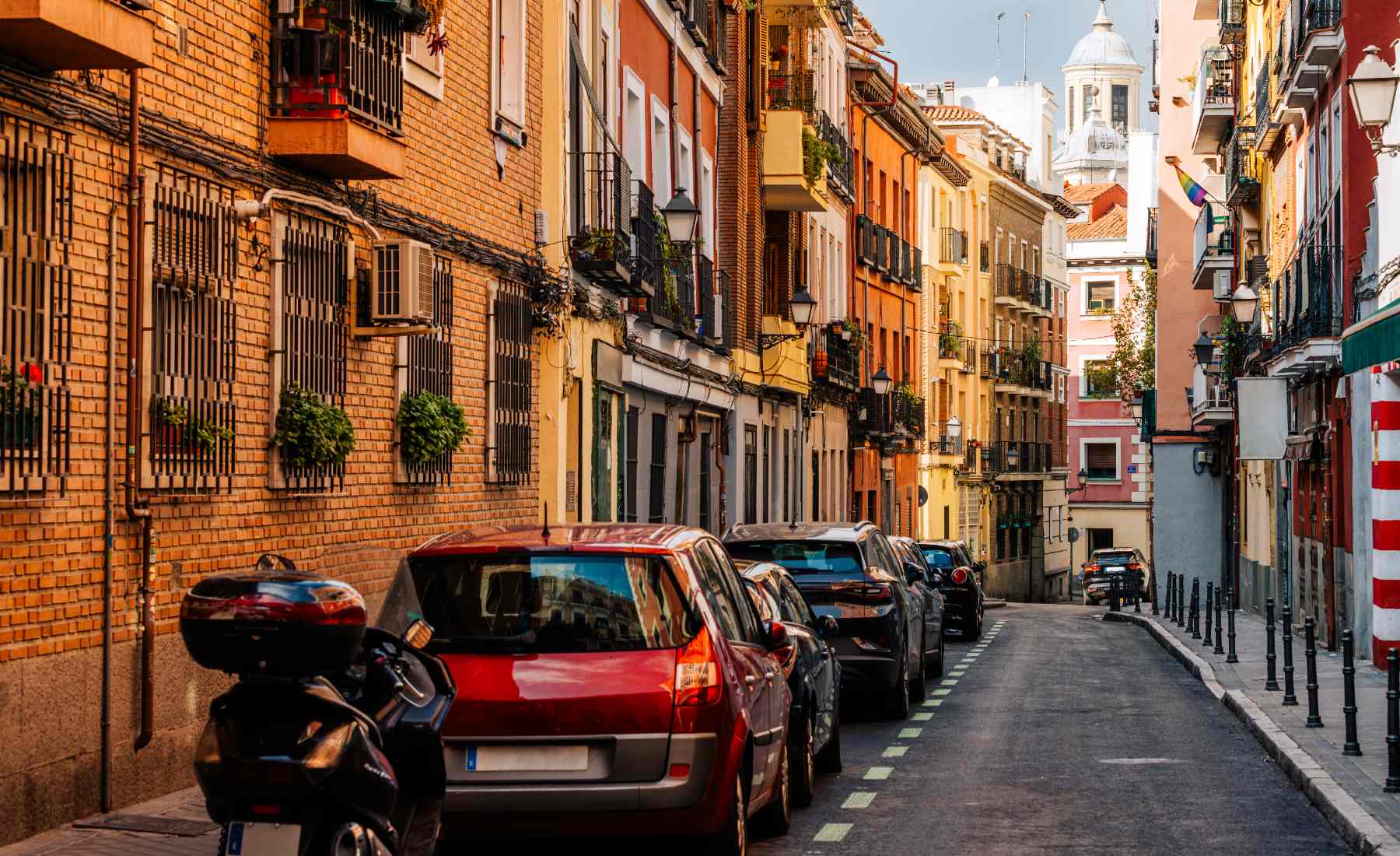 Coches y moto aparcados Madrid