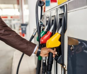 Cogiendo la manguera del surtidor