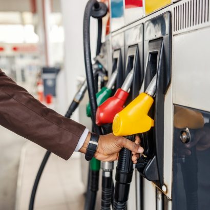 Ni 100 euros ni prohibido repostar: esta es la única sanción real que un conductor puede recibir al poner gasolina