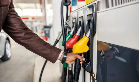 Cogiendo la manguera del surtidor