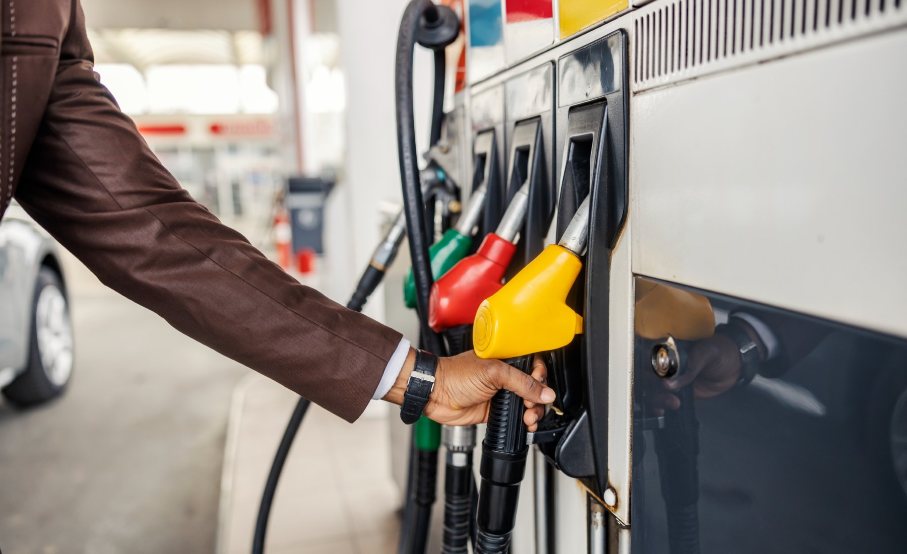 Saque la manguera de la bomba.