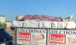 “Por lo menos va durmiendo la pobre”: el ingenio andaluz deja una original publicidad por carretera de una empresa de colchones