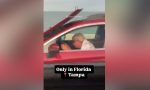 Un hombre circula casi a ciegas tras abrirse el capó de su coche en plena carretera: solo veía por un hueco del parabrisas