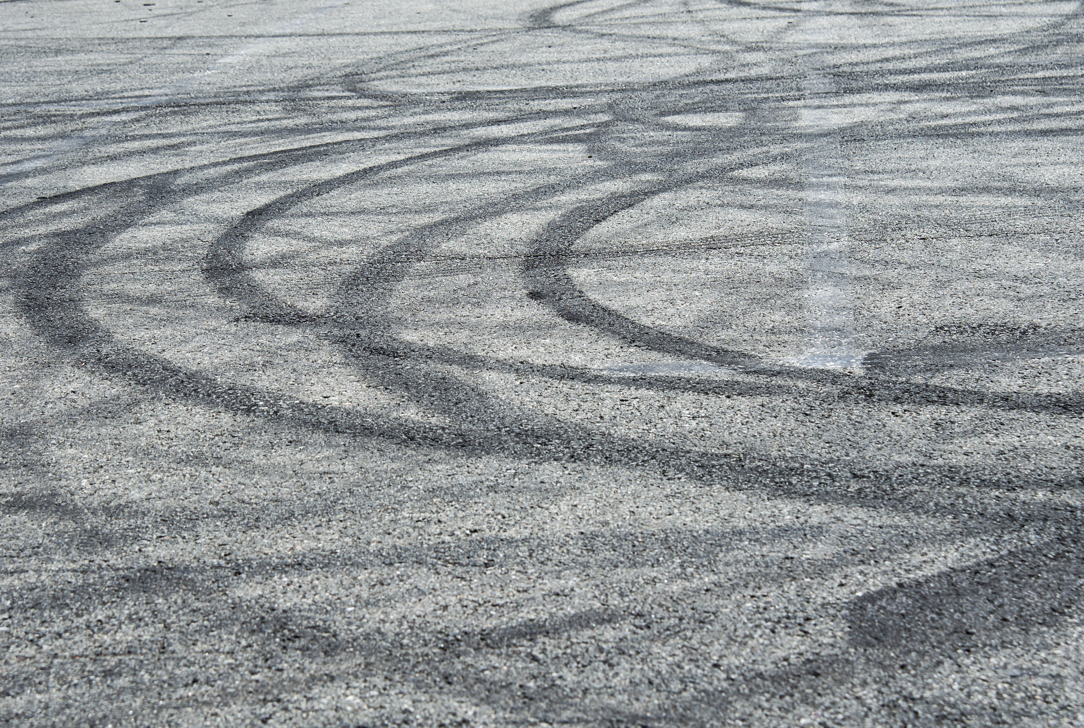 Marcas en el asfalto