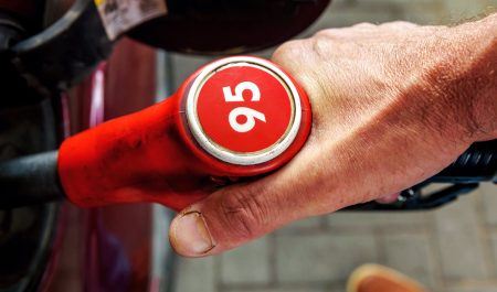 Solo existe un caso en el que puedes echar gasolina a tu coche diésel sin destruir el motor: descubre cuándo y cómo