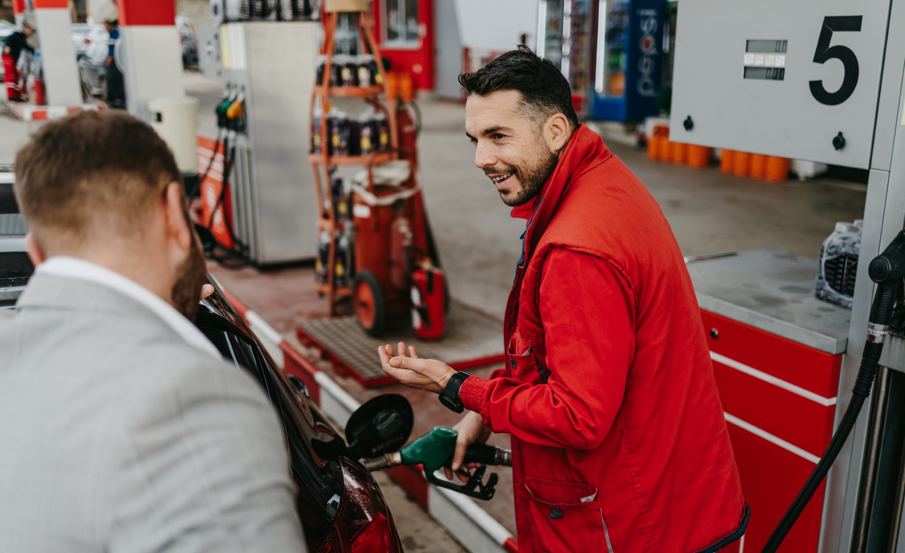 Empleado gasolinera repostando