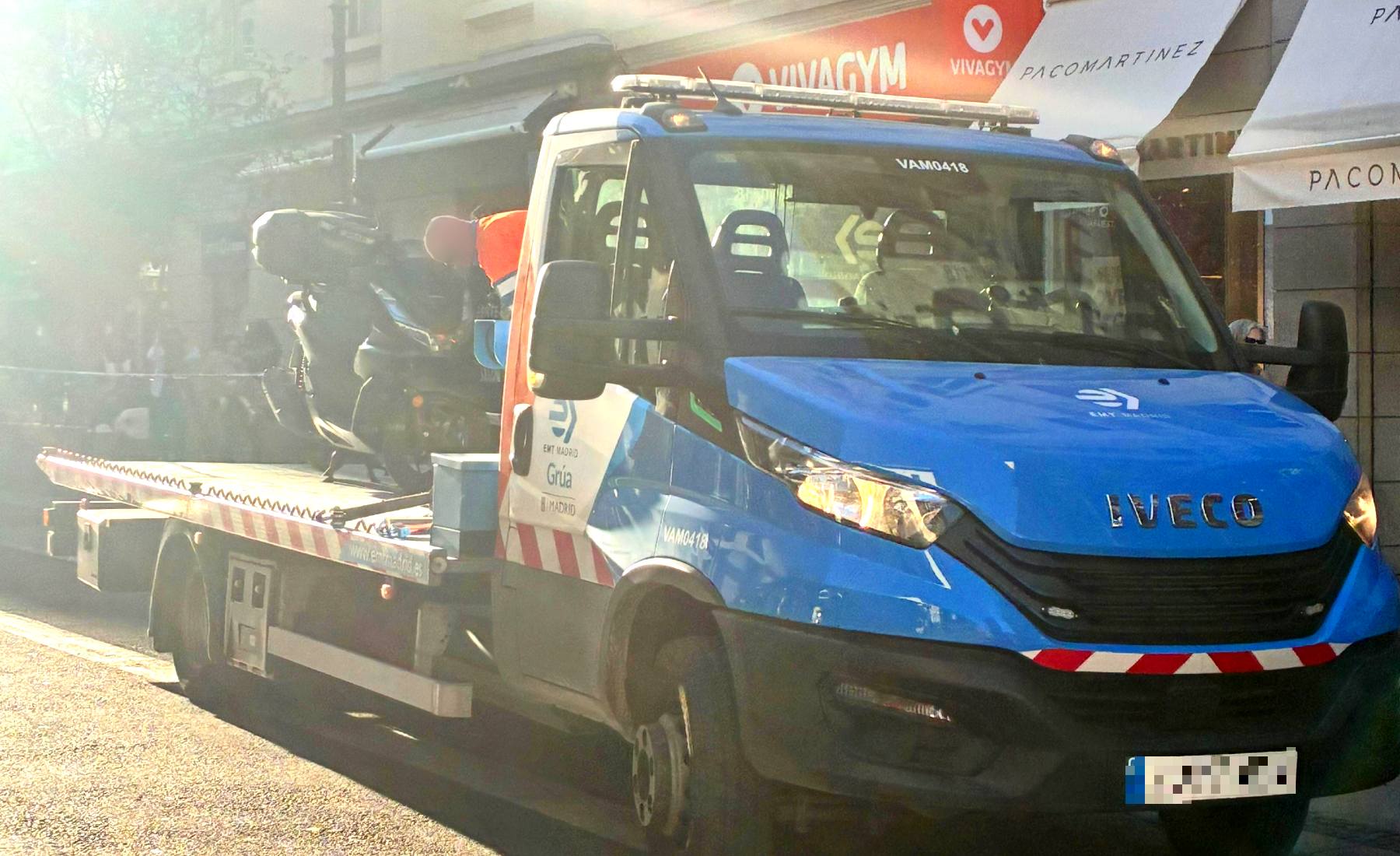 Grúa que transporta una motocicleta.