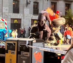 Grúa llevándose una moto