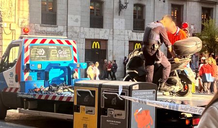 Grúa llevándose una moto