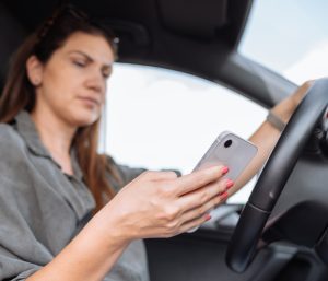 Mirando el móvil mientras conduce
