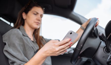 Mirando el móvil mientras conduce