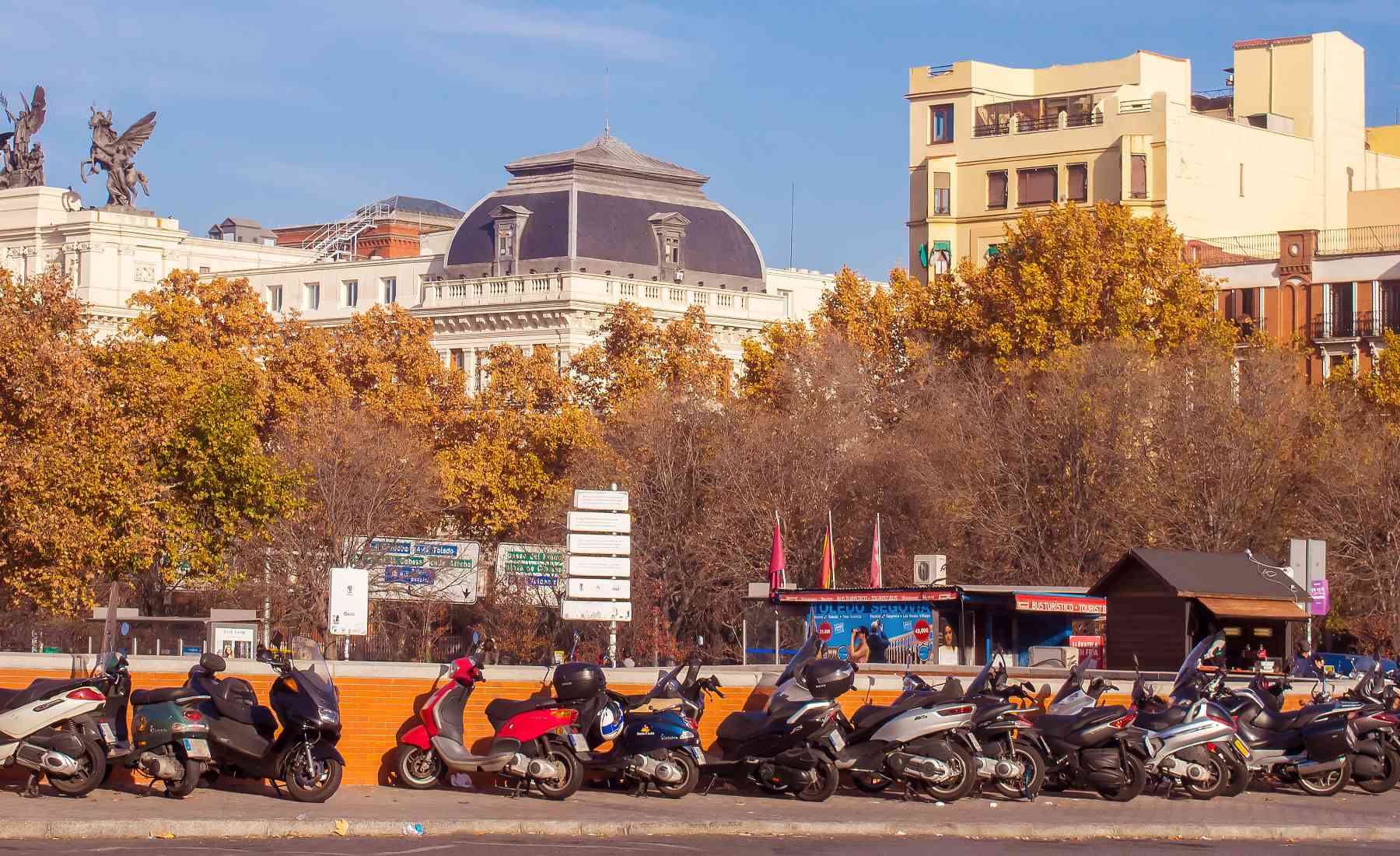 Motos aparcadas en la acera Madrid
