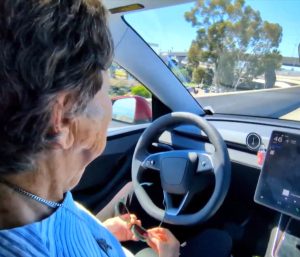 Mujer 93 años FSD Tesla