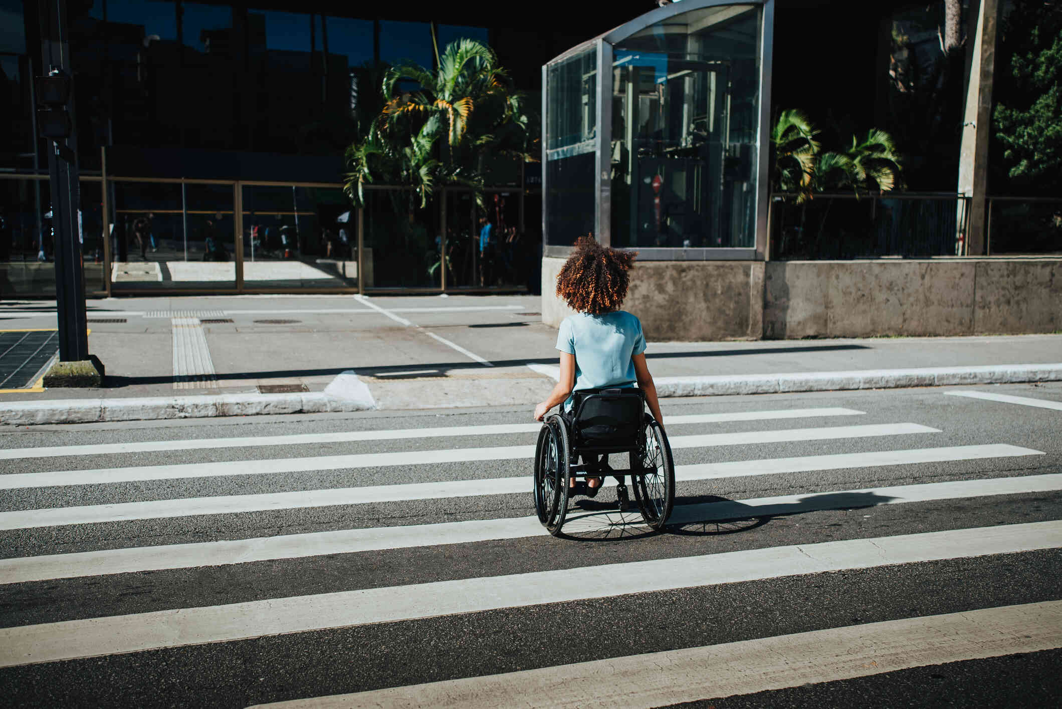 Mujer en silla de ruedas
