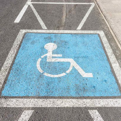 Aplicaciones que te garantizan una plaza accesible: así ha cambiado el aparcamiento para conductores con movilidad reducida
