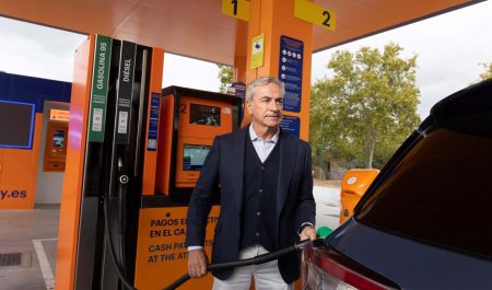 ¿Quieres ser copiloto de Carlos Sainz? Con un repostaje en esta gasolinera puedes conseguirlo
