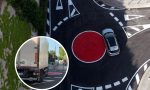 Instalaron una minirrotonda en Castelldefels que prometía mejorar la circulación y el resultado fue fatal: un camionero hizo todo lo contrario y terminó así 