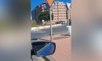 “¿Tú te crees dónde aparca la gente?”: circulaban por la carretera y se toparon con un coche subido en una rotonda en Almería