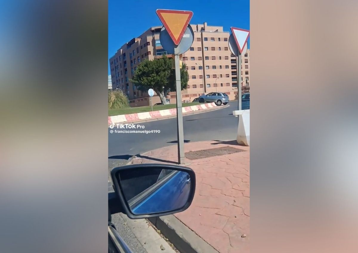 Rotonda coche Almería