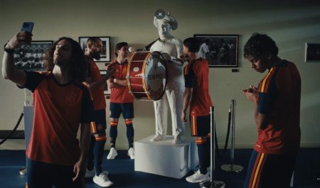 El bombo que une a un país: los jugadores de la Selección Española de Fútbol se unen a Ebro para homenajear a Manolo