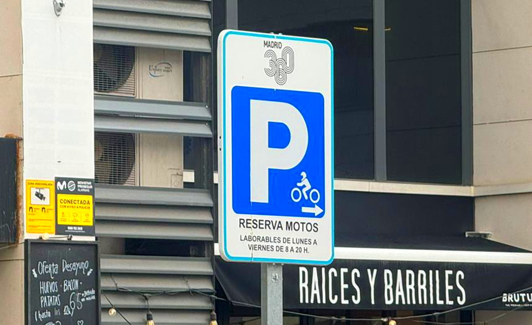 Señal de aparcamiento de motocicletas con programa.