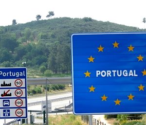 Señal carretera frontera Portugal