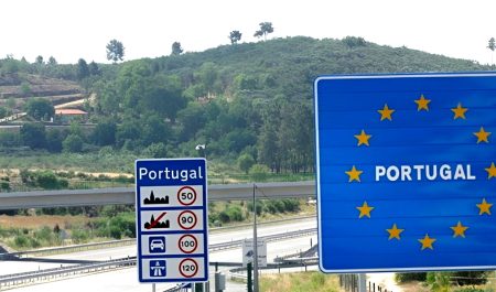 Señal carretera frontera Portugal