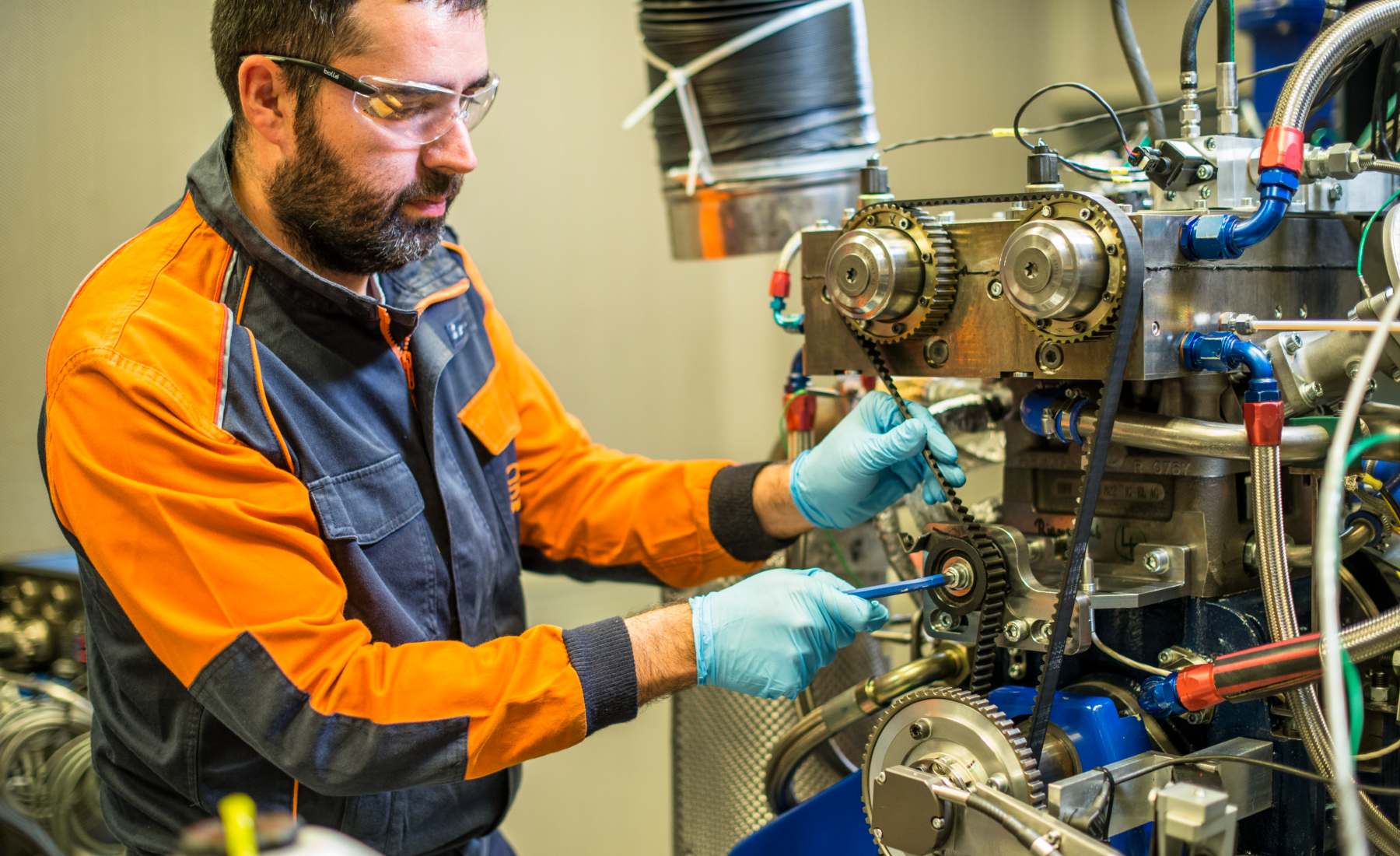 Técnico Repsol motor H12 Concept