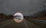 Adelanta a un vehículo a toda velocidad bajo la fuerte lluvia: la Guardia Civil investiga a un conductor en Teruel por conducción temeraria