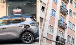 Vive en un quinto piso y tiró el cable para cargar su coche eléctrico: el viral es para verlo en bucle