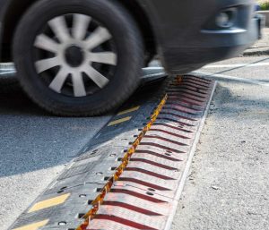 calle con banda con pinchos