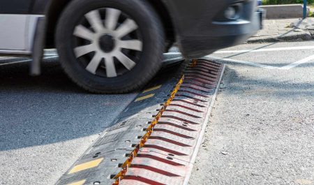 calle con banda con pinchos