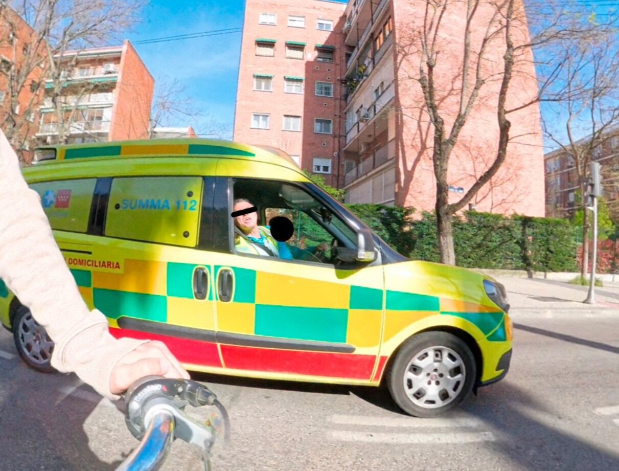 ciclista y ambulancia