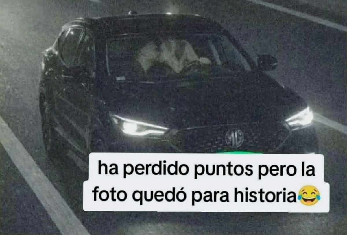 conductora besándose en el coche
