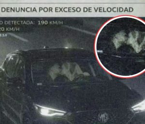 conductores besándose en el coche