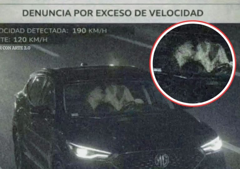 conductores besándose en el coche