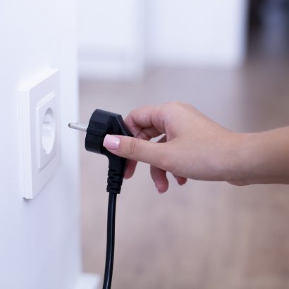 ¿Se puede cargar un coche eléctrico en un enchufe de casa de 220V? Lo que nadie te cuenta sobre tiempos y riesgos