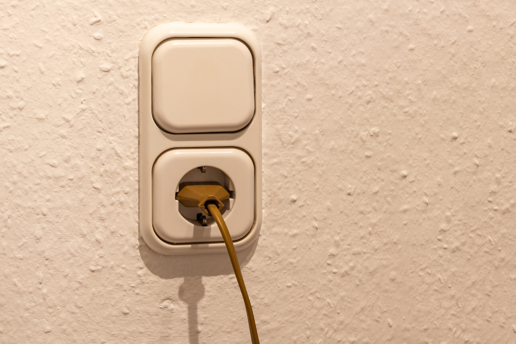 coche eléctrico con enchufe doméstico