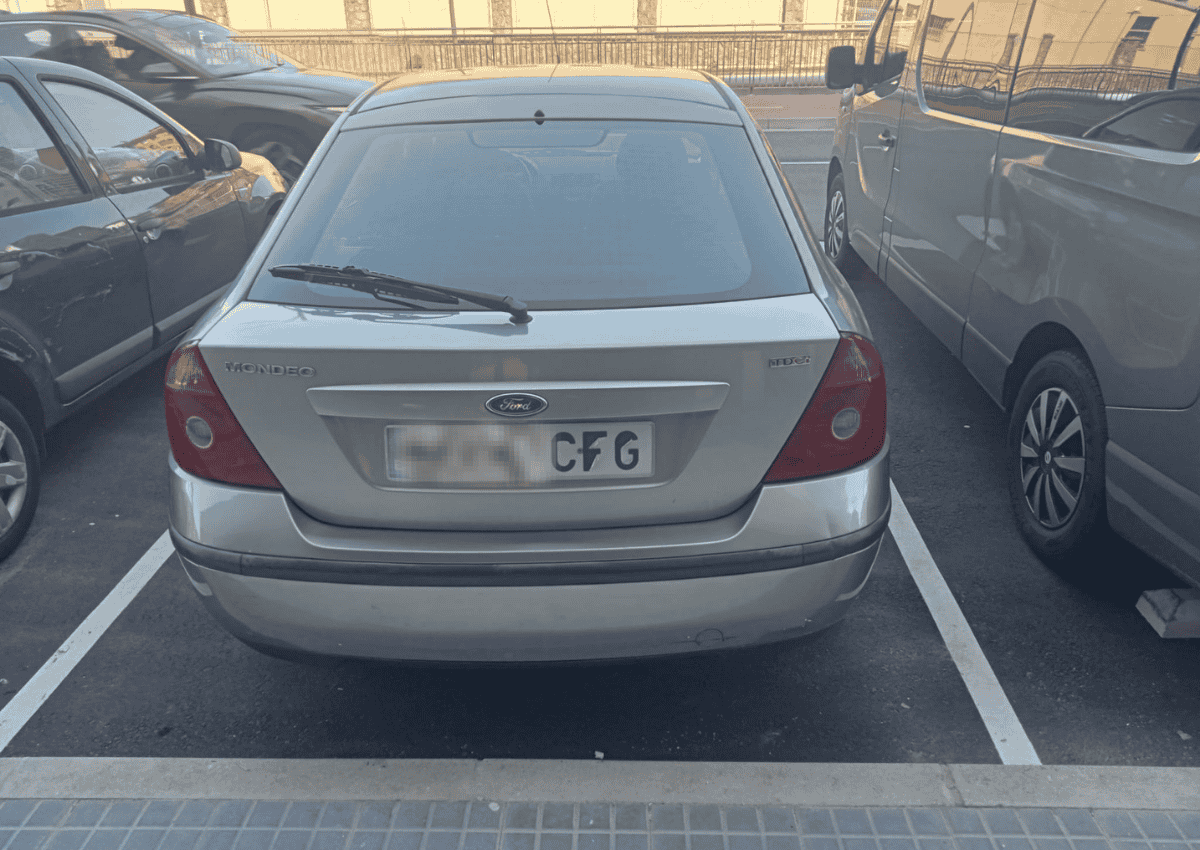 matrícula del coche difícil de leer