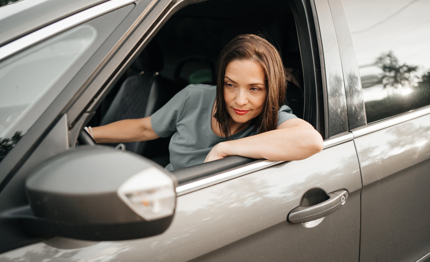 persona esperando en el coche
