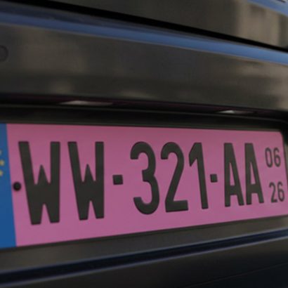 Las matrículas rosas llegan a Europa: ¿para qué sirven y por qué también se verán en España?